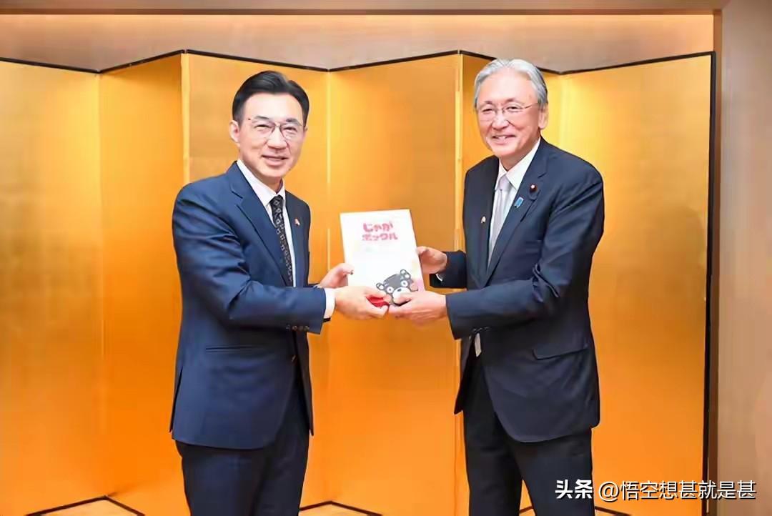 江启臣窜访小本子，他是台湾地区“小立法院”的副负责人，表示“为韩国瑜而来”，还带