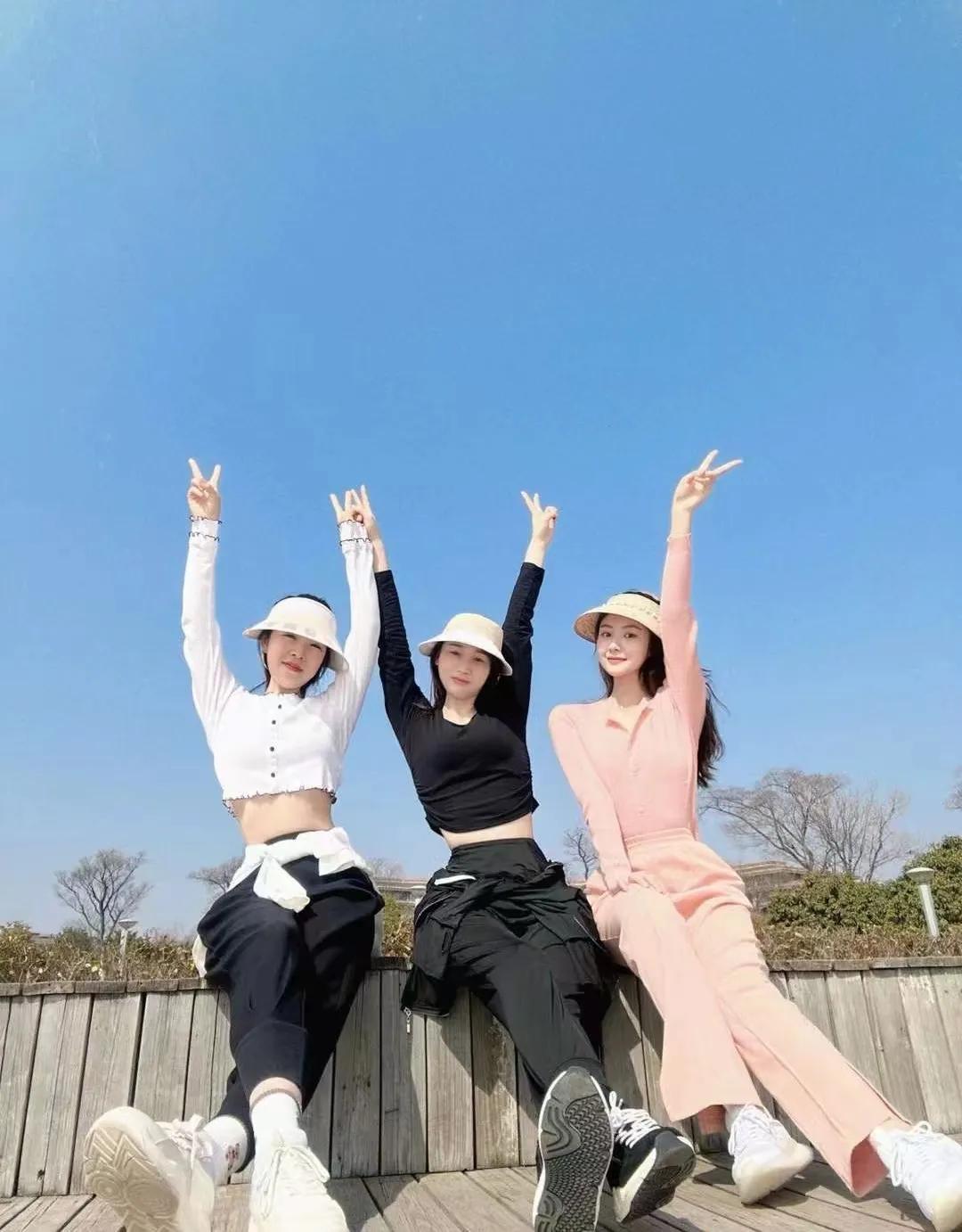 顾行长的女同事们——雪岭三妃，为去年夏天毕业的三个研究生，一起被纳入后宫