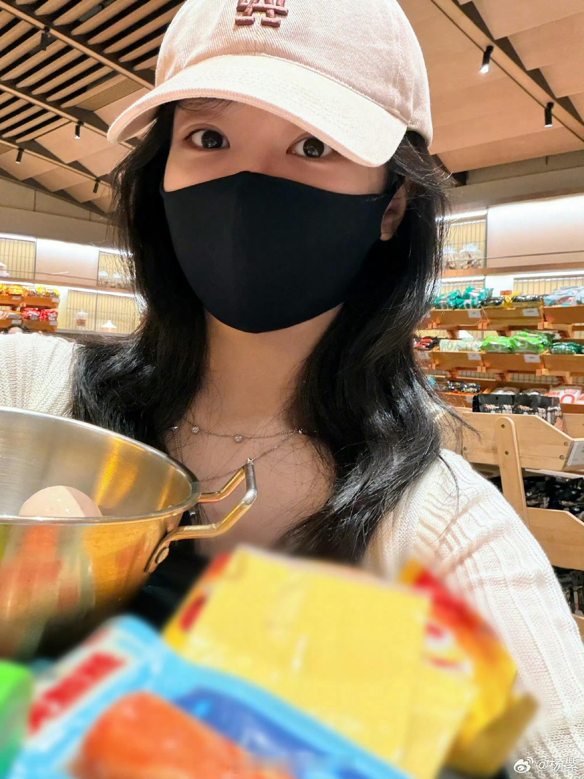 杨紫微博🧣最新营业照📷～ ​​​