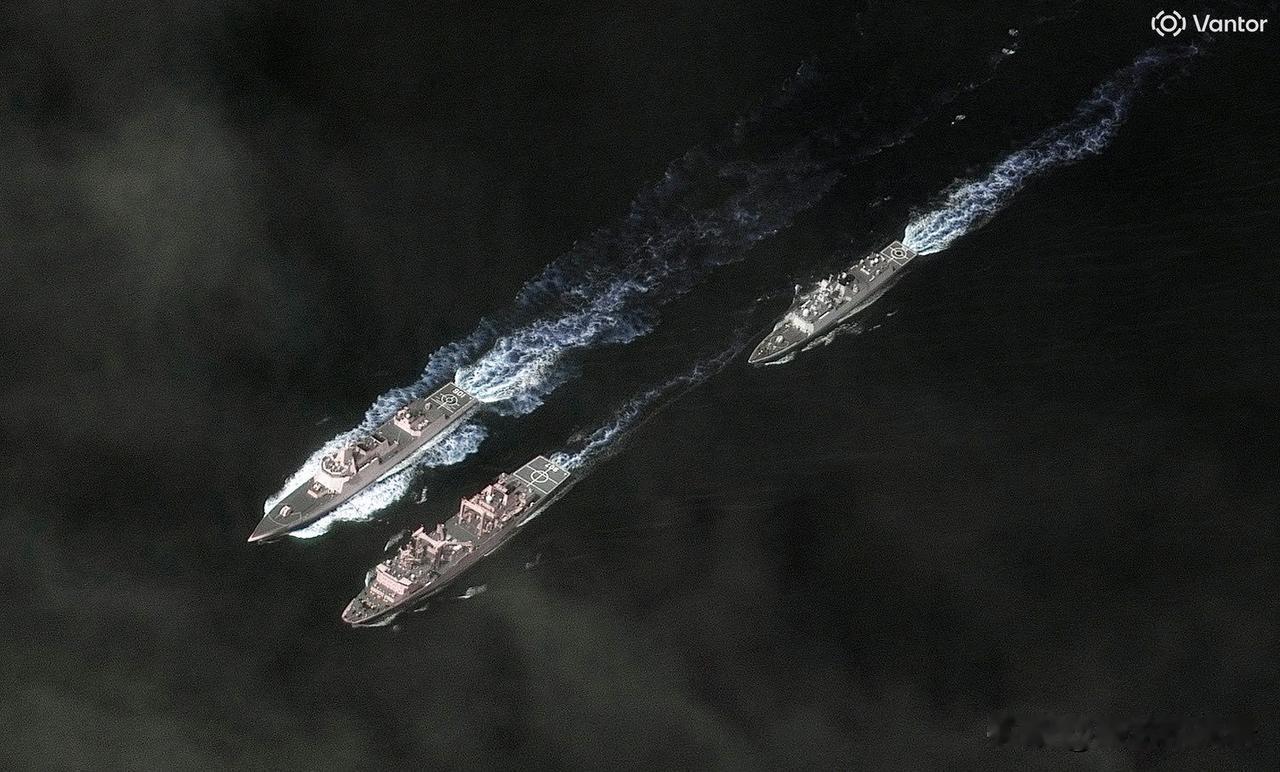 中国海军两栖打击大队编队远洋行

两栖编队组成：

075两攻舰海南舰 1艘
0