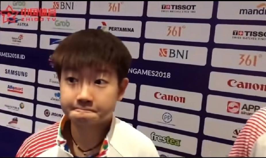 考古2018雅加达亚运会的赛后采访，两个小家伙也太乖啦。
王楚钦一脸阳光笑眯眯，