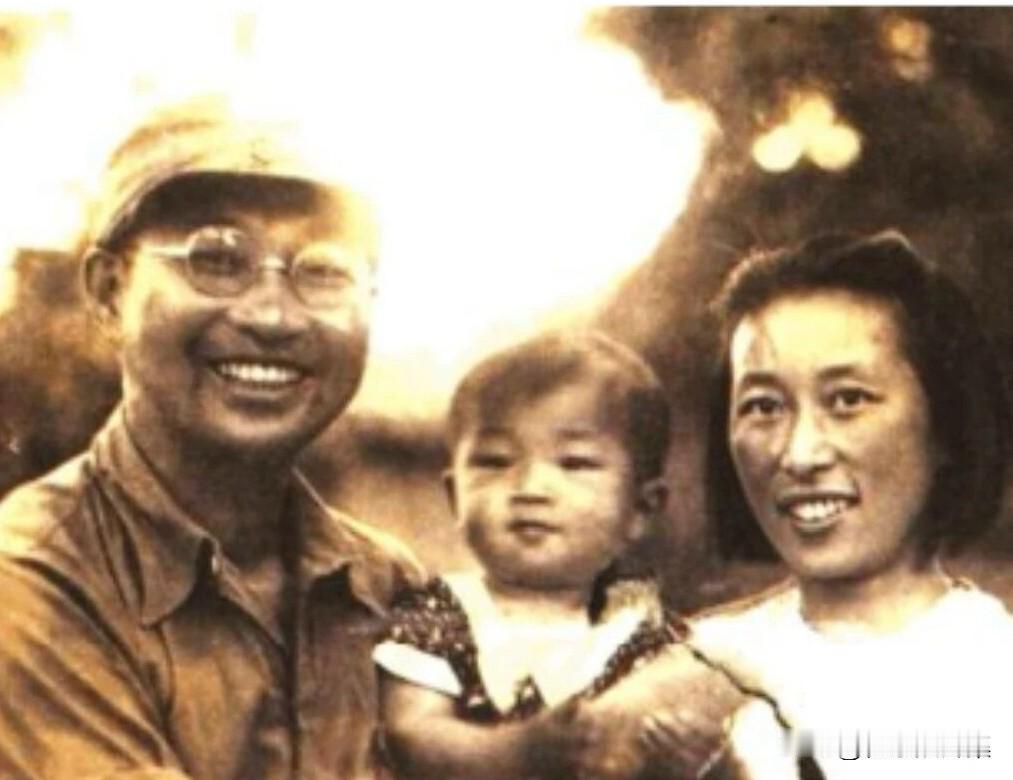 1946年夏，陈赓，傅涯与儿子知建在山西翼城合影。陈知建是1945年出生，曾任重