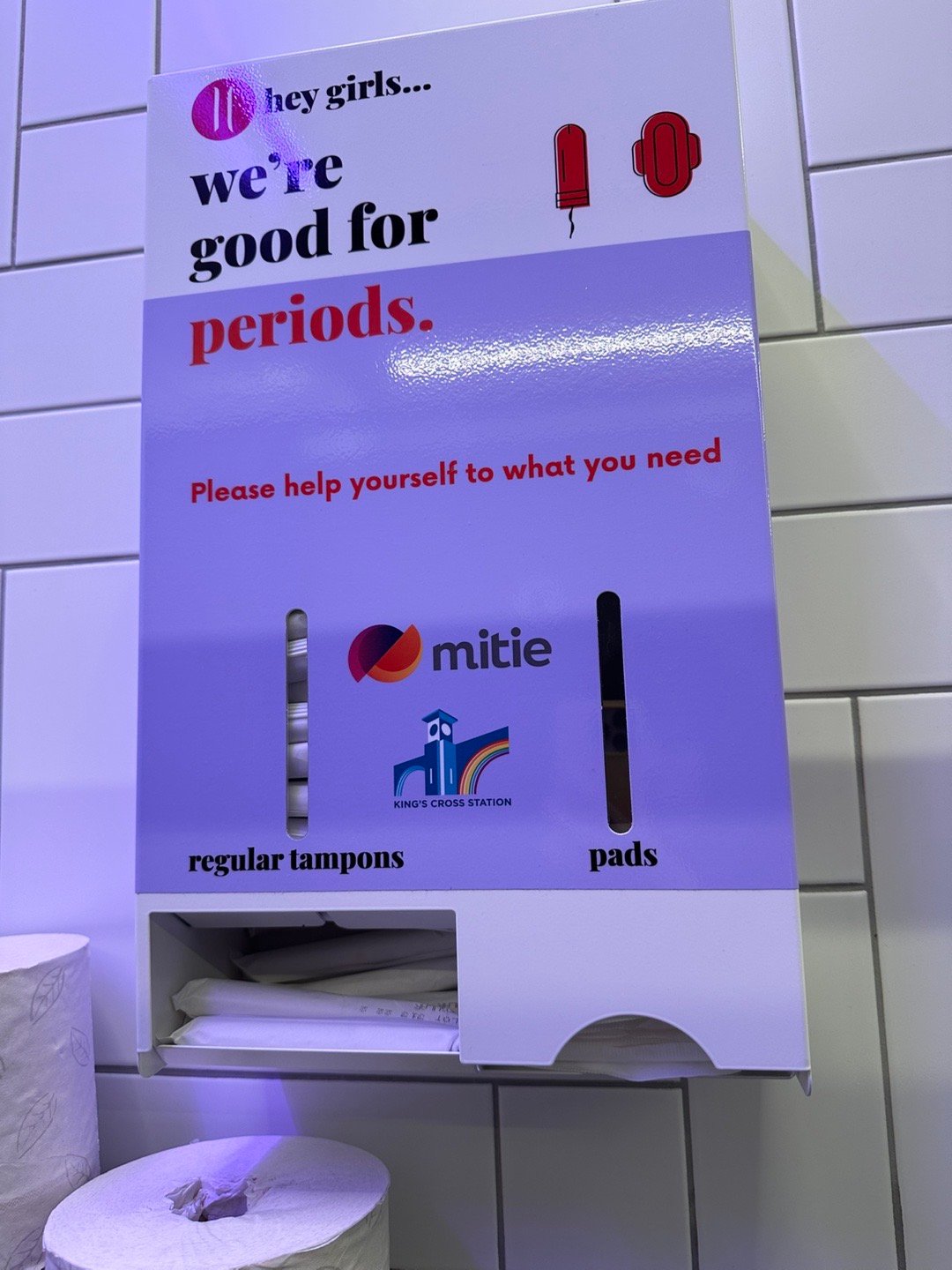 伦敦国王十字火车站女卫生间里的免费卫生巾和棉条essential items