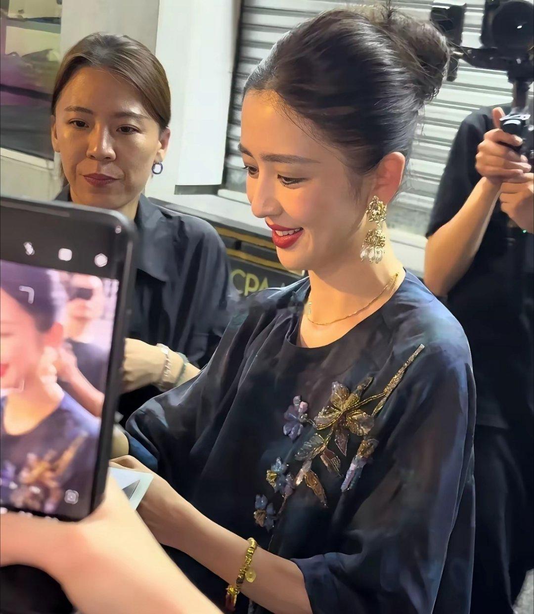 骨相美的女明星，老了后依旧倾国倾城。没什么绯闻、没有负面的一个人，不频繁拍戏可惜