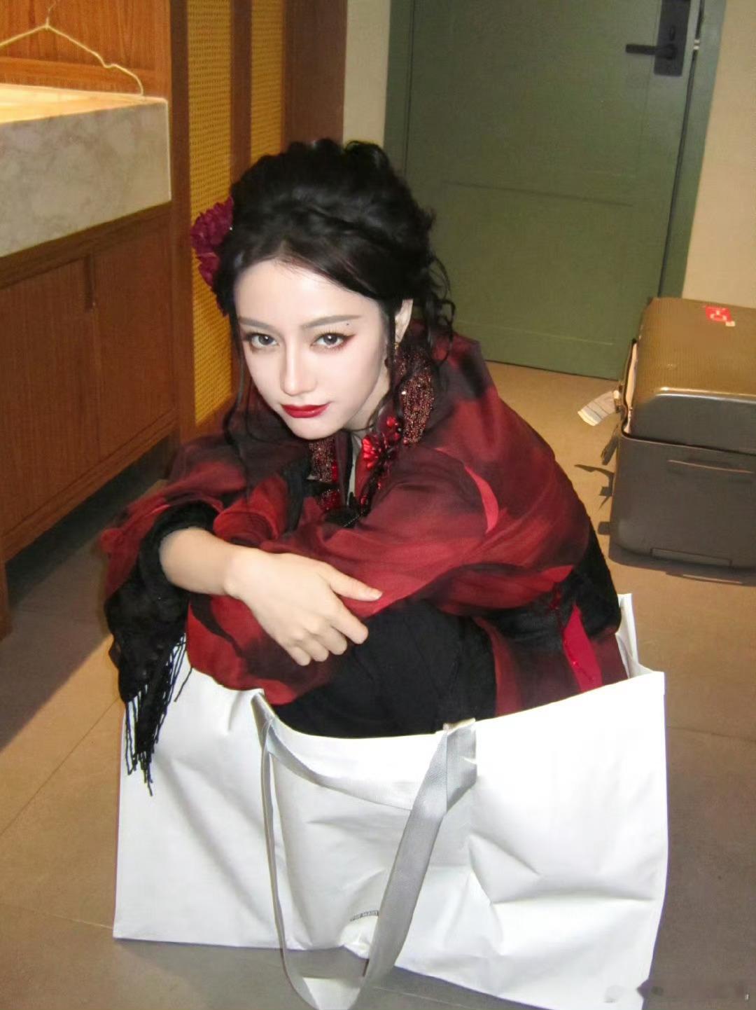 老师这个萌物一看就是我家孩子，先带走了哈[握手][握手] ​​​