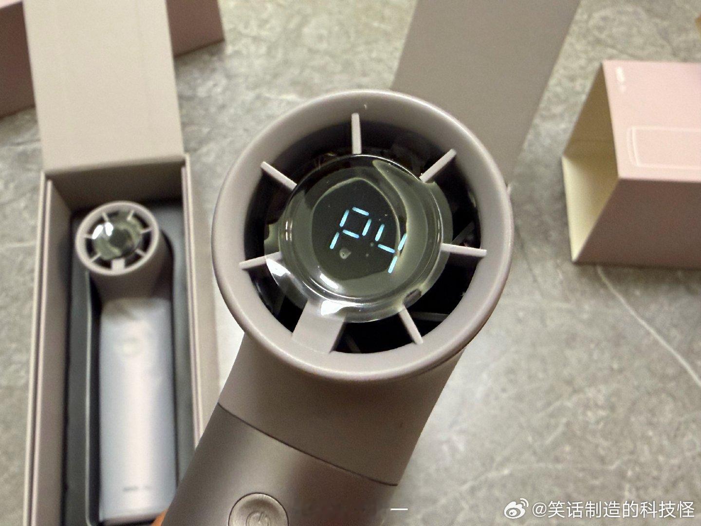 最近天太热了，找出两个蔚来定制手持风扇送大家。都是全新的，风力很大，还带显示屏。