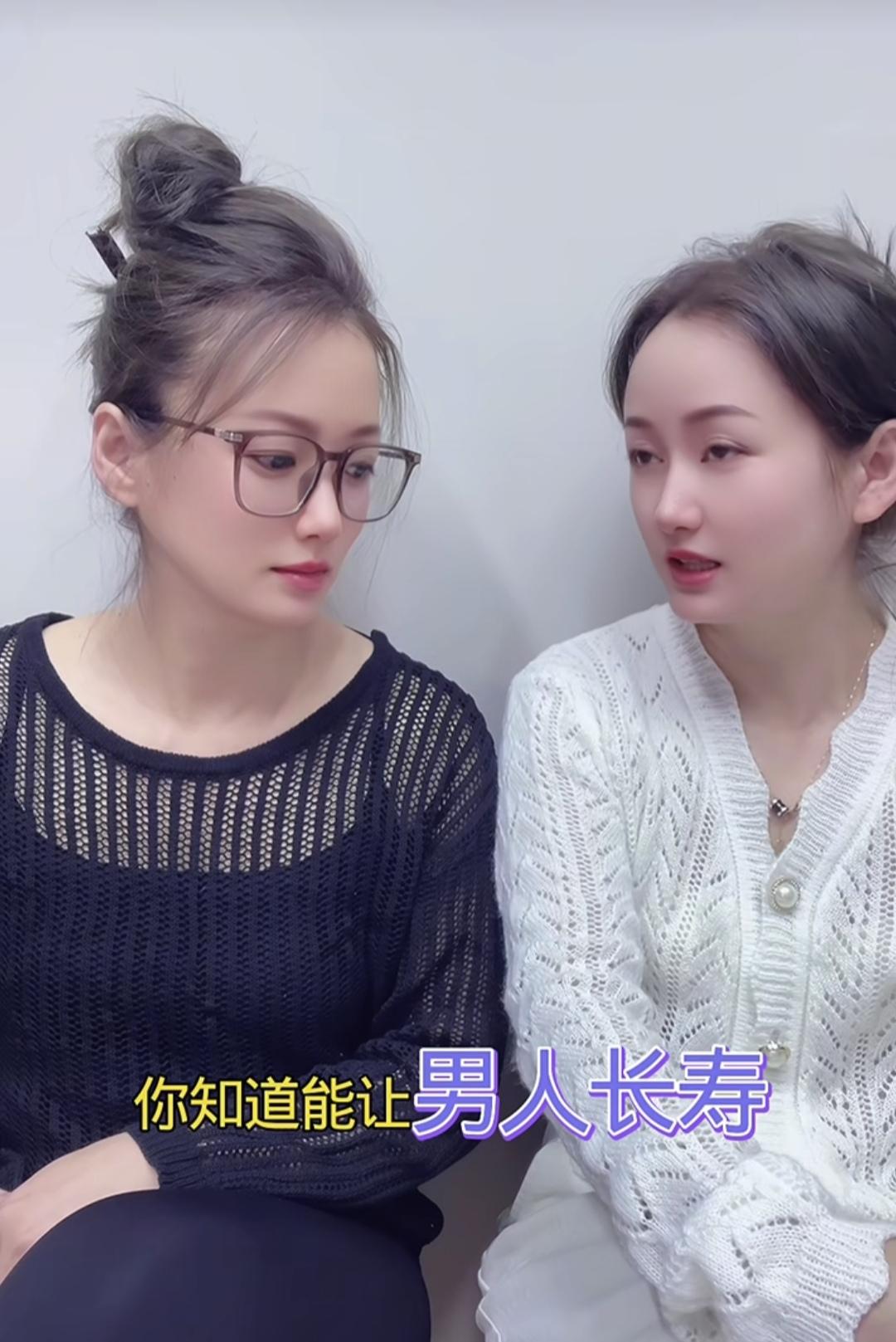 白衣女子问黑衣女子：你知道让男人长寿秘诀的是什么吗？

黑衣女子：经常锻炼吧！