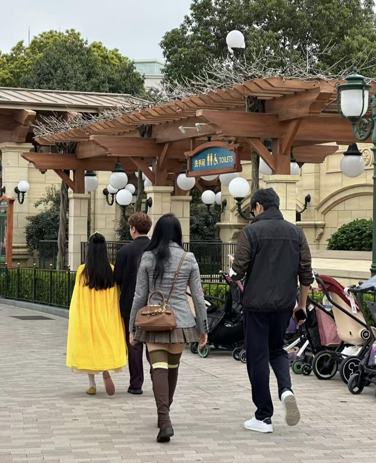 秦昊伊能静带女儿逛迪士尼。网友在迪士尼偶遇秦昊伊能静一家三口，伊能静穿...