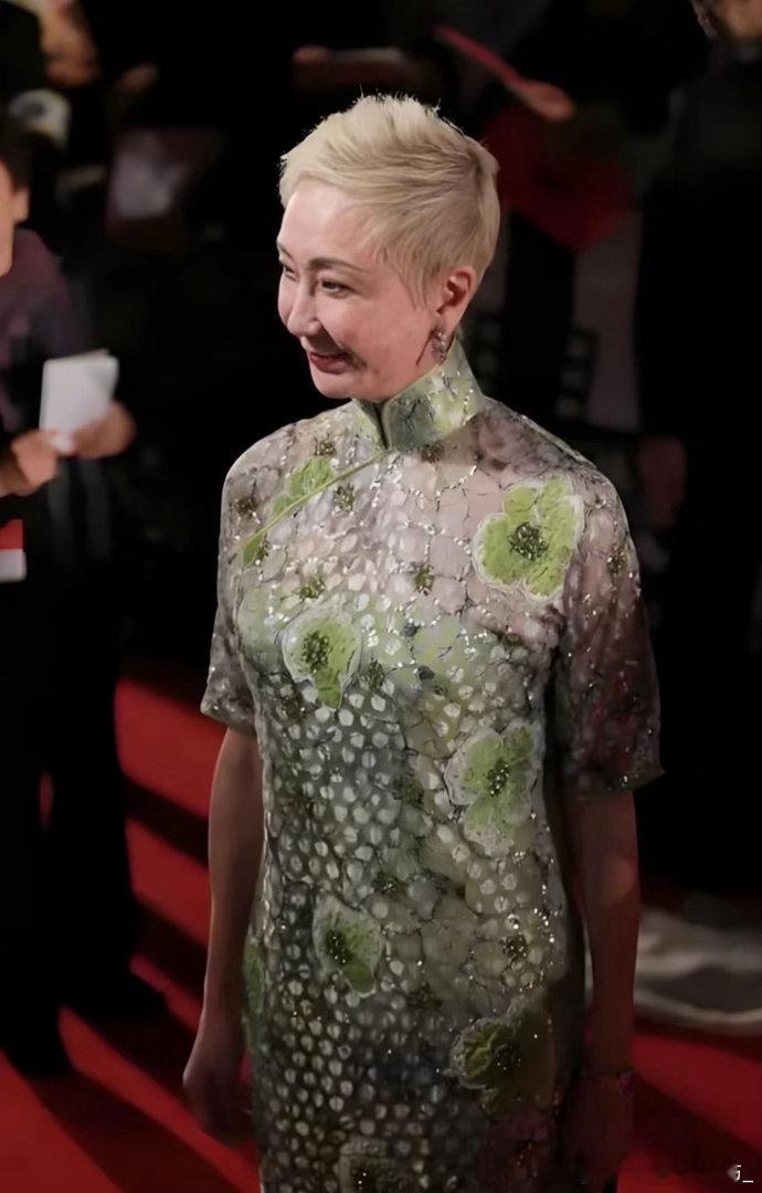 徐克深夜医院门口回应施南生离世施南生是港片幕后真正的定盘星，一手撑起华语经典走向