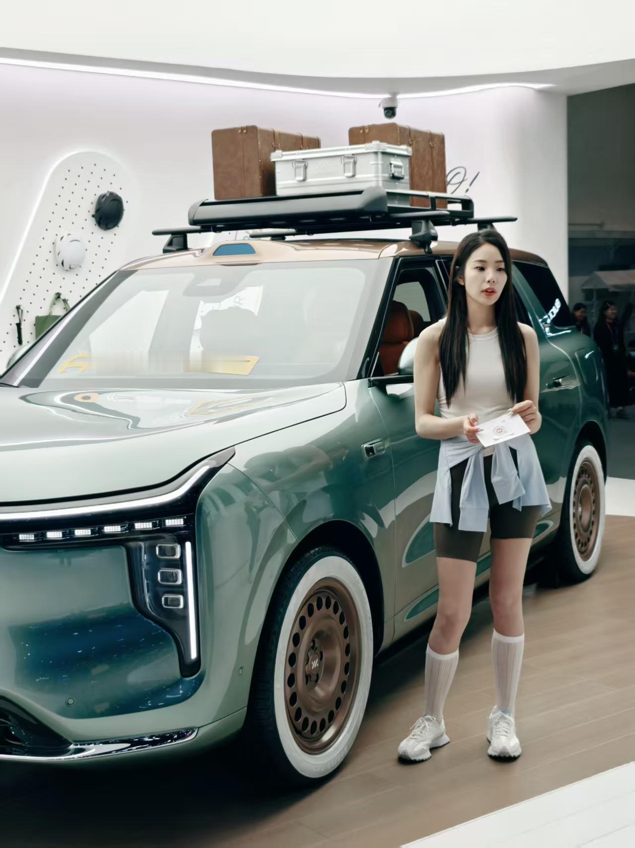 这台智己LS8改装车，以原厂线控底盘与大空间打底 ，加装车顶行李架拓展了储存空间