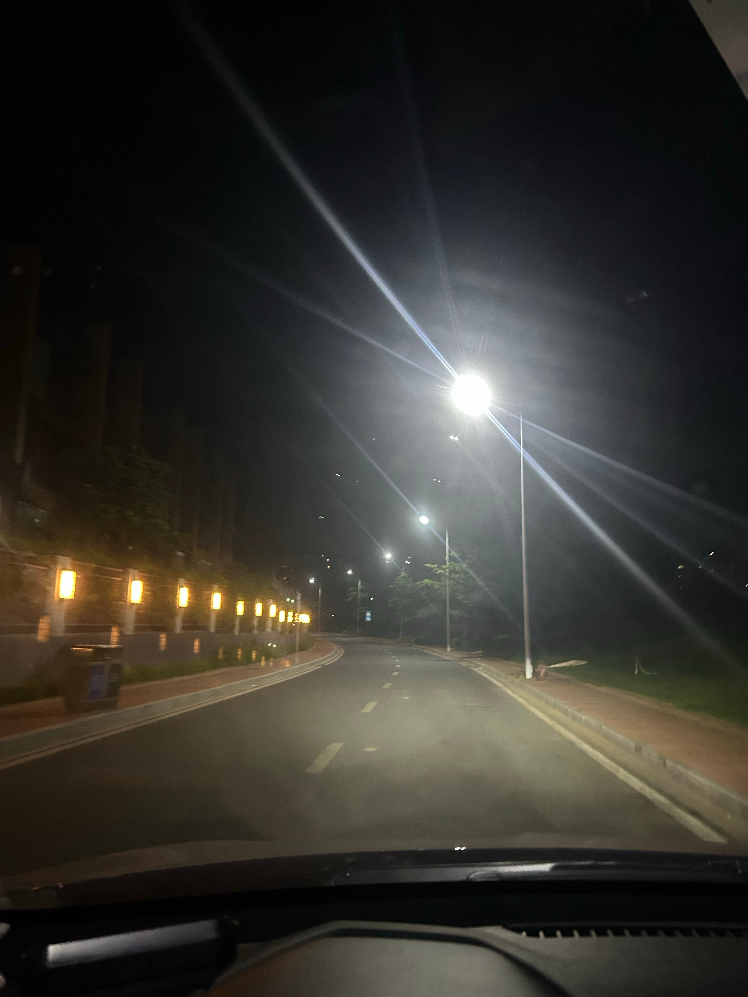 微博就是树洞，可以做真实的我，偶尔想去一个陌生城市，没人认识我的地方，如果不能去