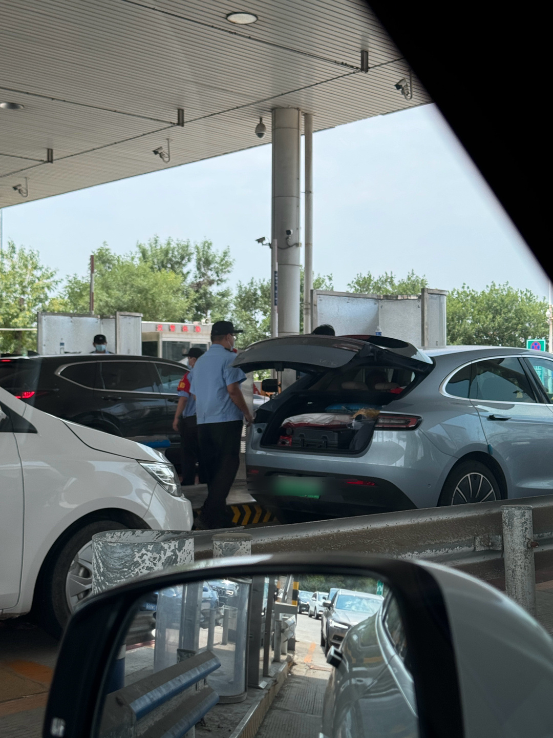 逗死了，我发现好多人不会开问界 M5 的后备箱，这个大哥找了半天，没找到在哪开。