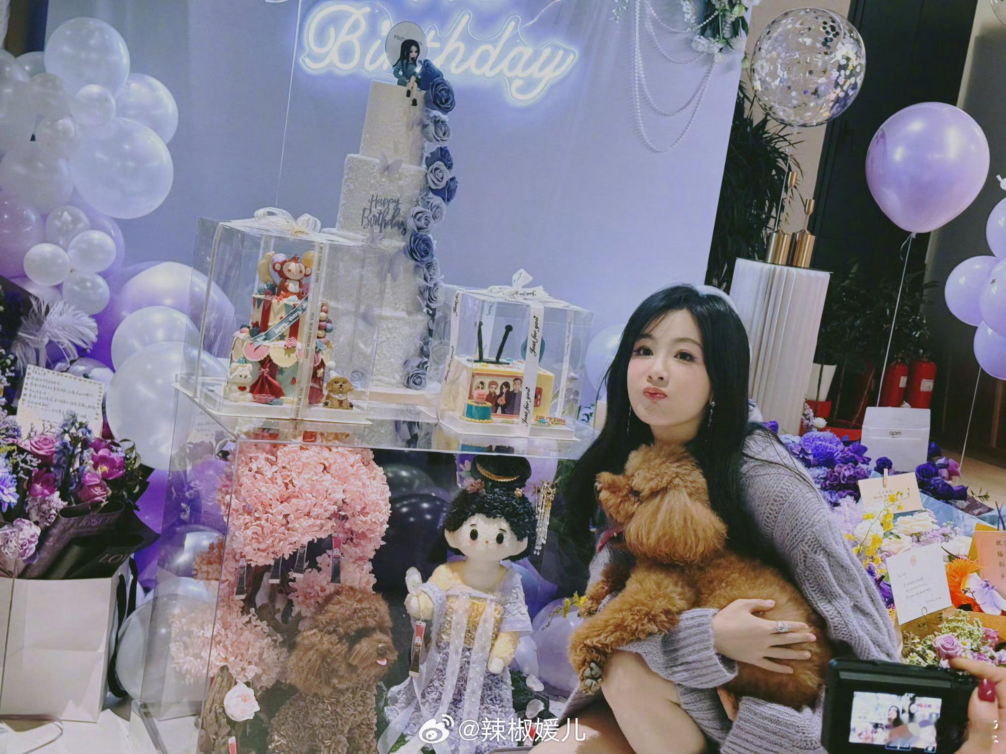 #杨紫32岁生日发文# 生日快乐，紫妹儿！愿你一年比一年精彩，所得即所愿[鲜花]