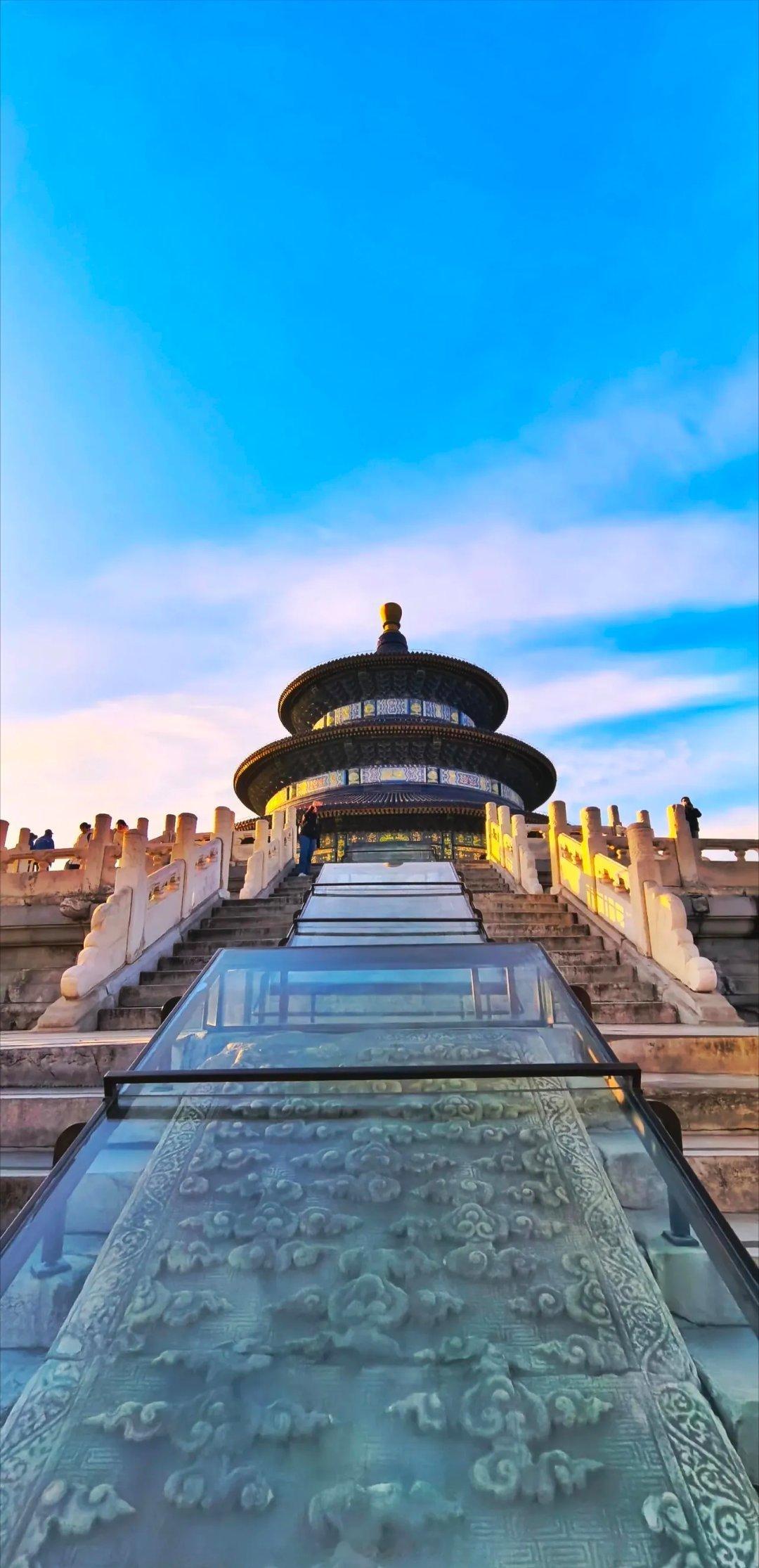 天坛里的对称之美：天坛的美，藏在极致对称里，中轴线贯穿南北，左右均分、方圆相济，