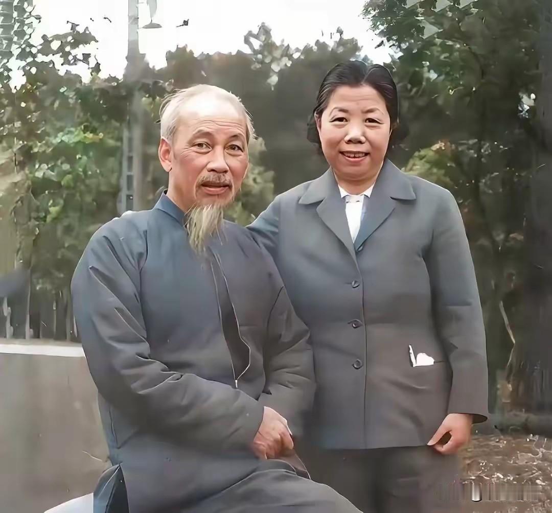 🍁合影中的这位老人与周恩来、邓颖超有着深厚的革命情谊。1925年8月8日，他在
