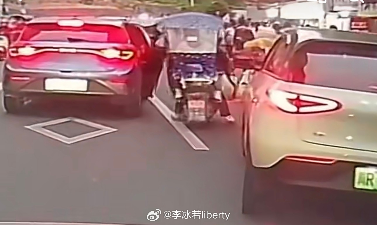 家长违停孩子开门杀撞人后逃逸 交通责任认定交给警察，但素质，这样的家长，这样的孩