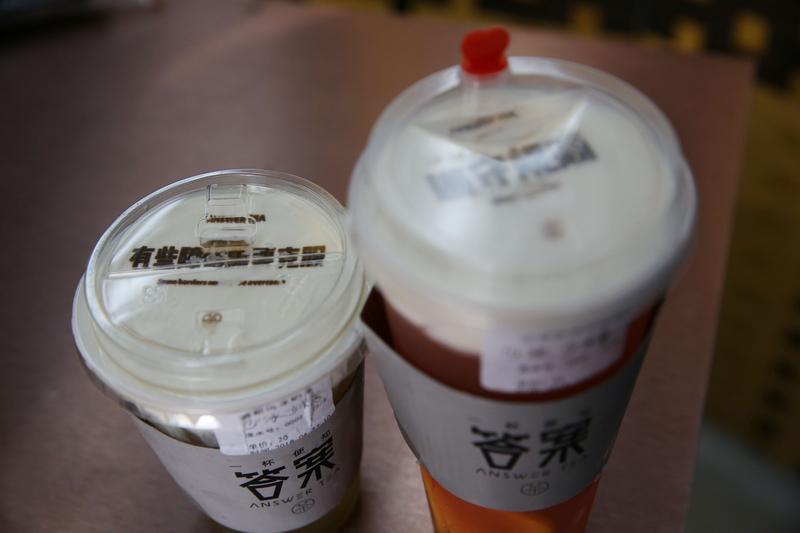 女子不慎将奶茶洒地铁用围巾擦拭 ，12月4日，江苏昆山，女子不慎将奶茶洒到地铁上