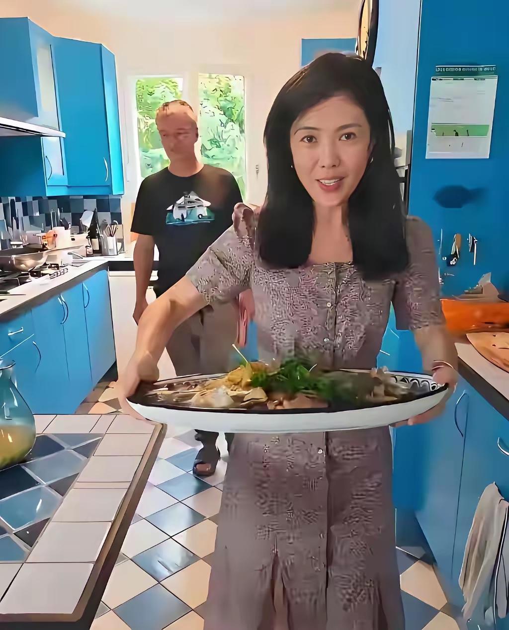 让苏芒名声滑铁卢的这张照片，以前没仔细看，现在才发现，苏芒端了一盘烩菜（乱炖），