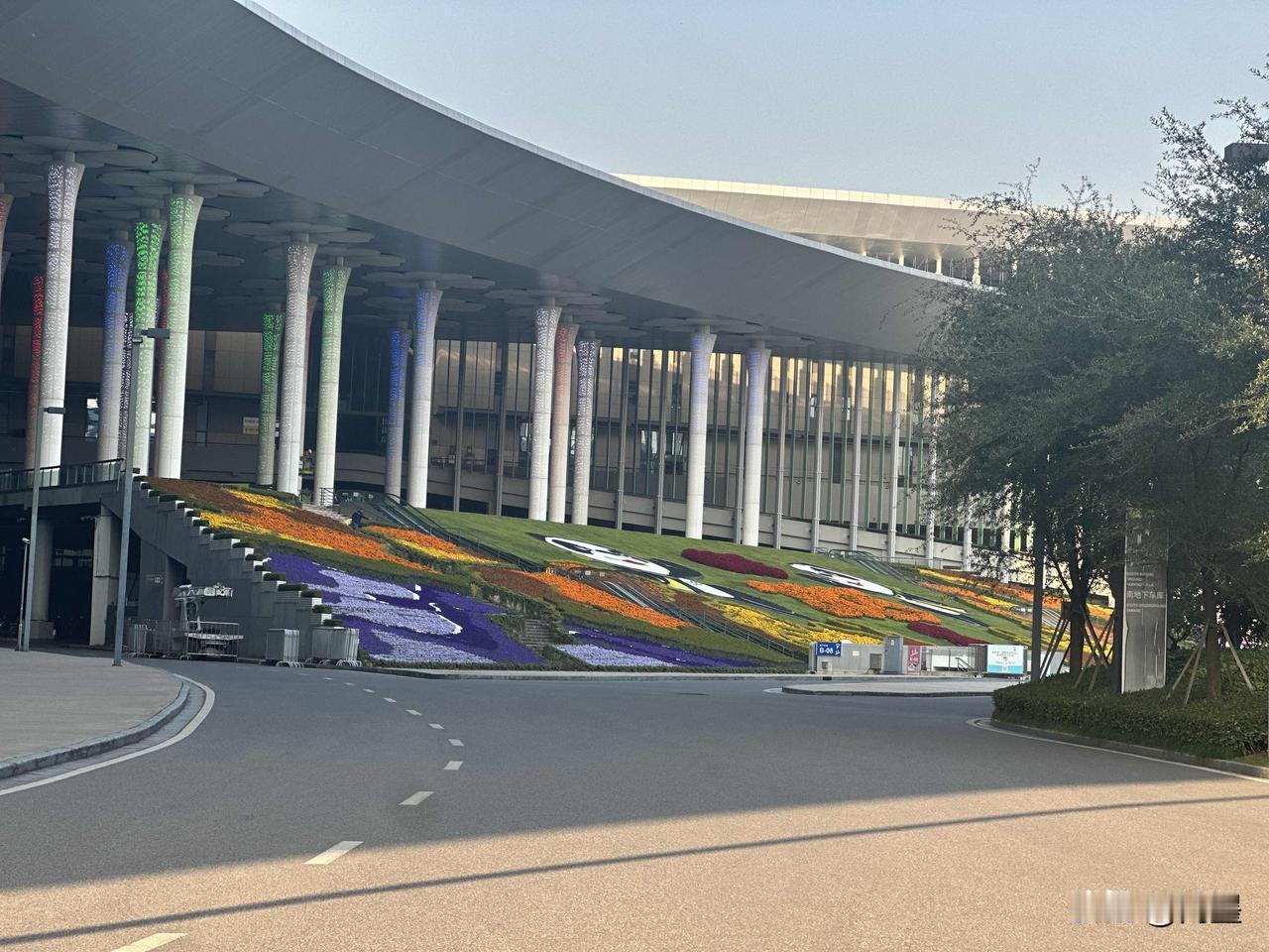 哈哈，咋没人敬她是条汉子？主动递刀[大笑]