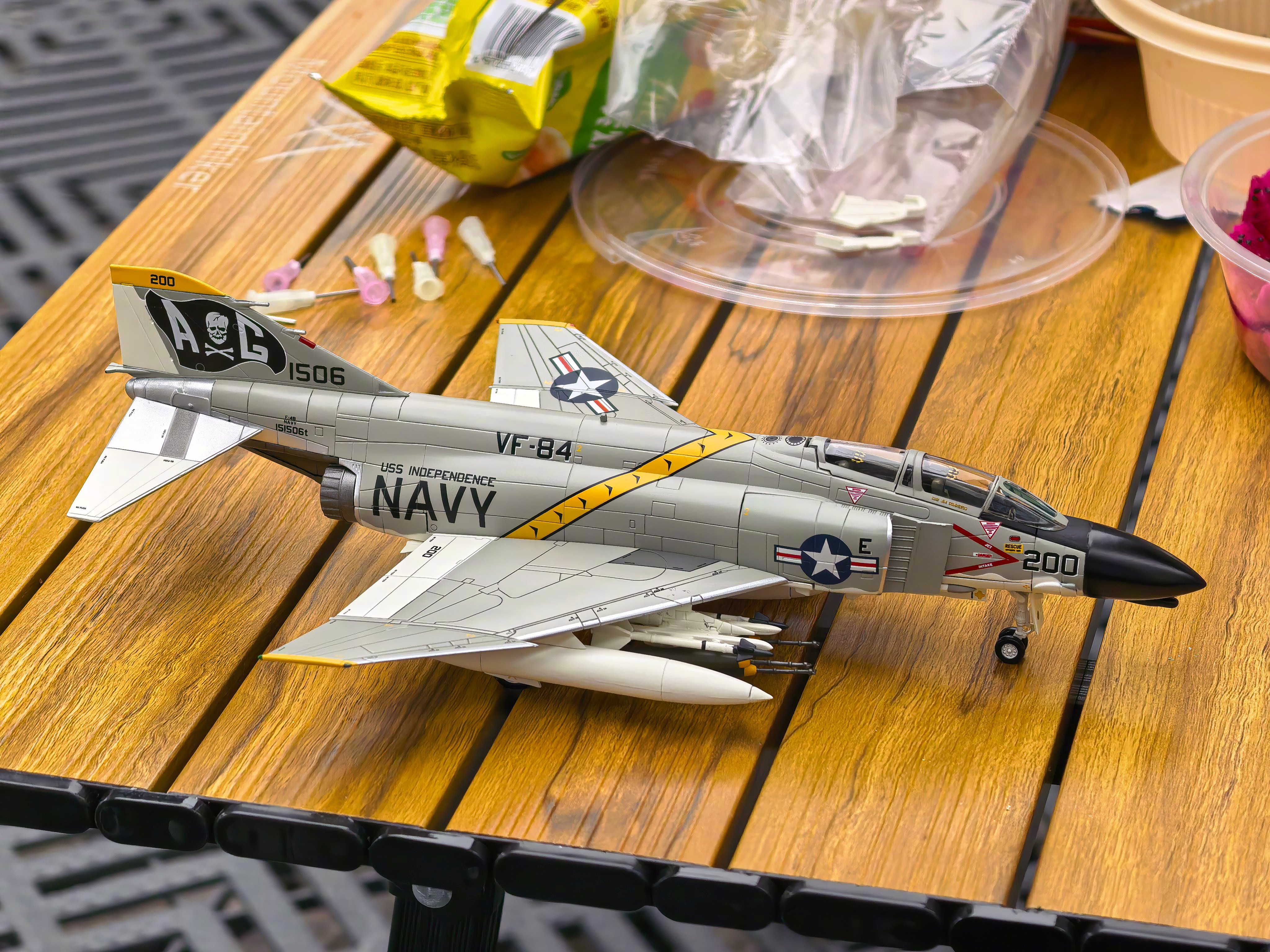 今天加班开着会，我一边拼着战机模型，有几个经典款美国战机放车库好久了，都没开箱，