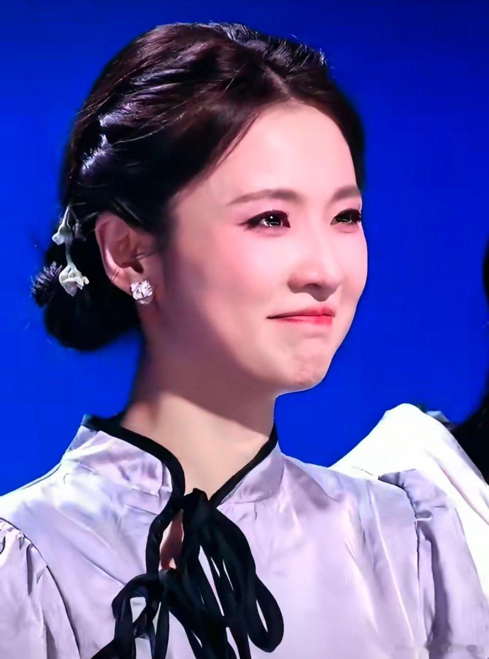 张慧雯我懂了什么叫明媚的忧伤张慧雯这个镜头绝了，瞬间get明媚的忧伤。哭起来温婉