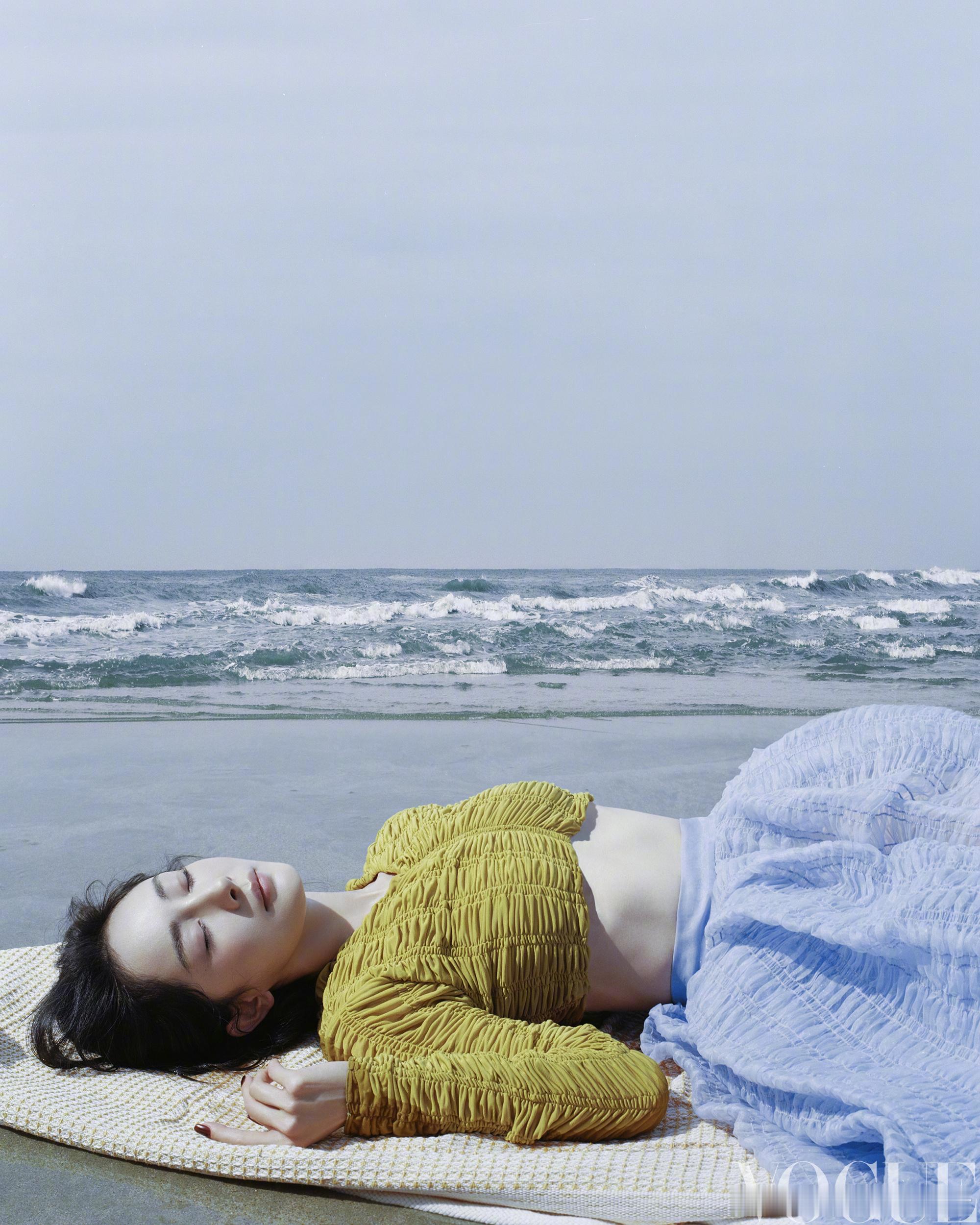 跟着杨幂get海边🏝️新的拍照方式 