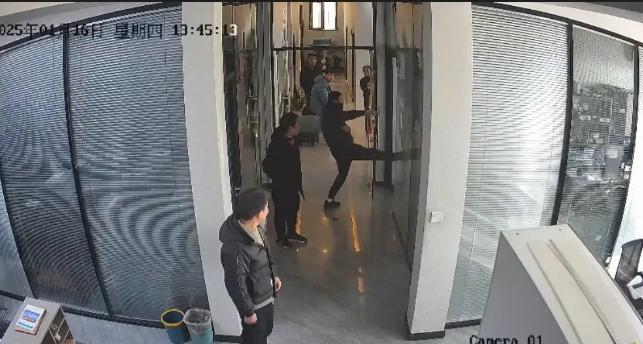 河北，男子和妻子闹离婚，妻子带着几十个人冲进他的公司，打砸了1个小时，谁料报案后