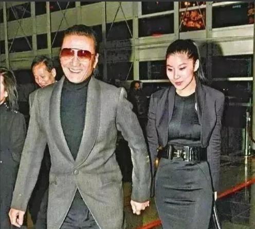 1985年，谢贤欠下了1600万赌债，被逼债，走投无路，妻子狄波拉经谢贤同意后，