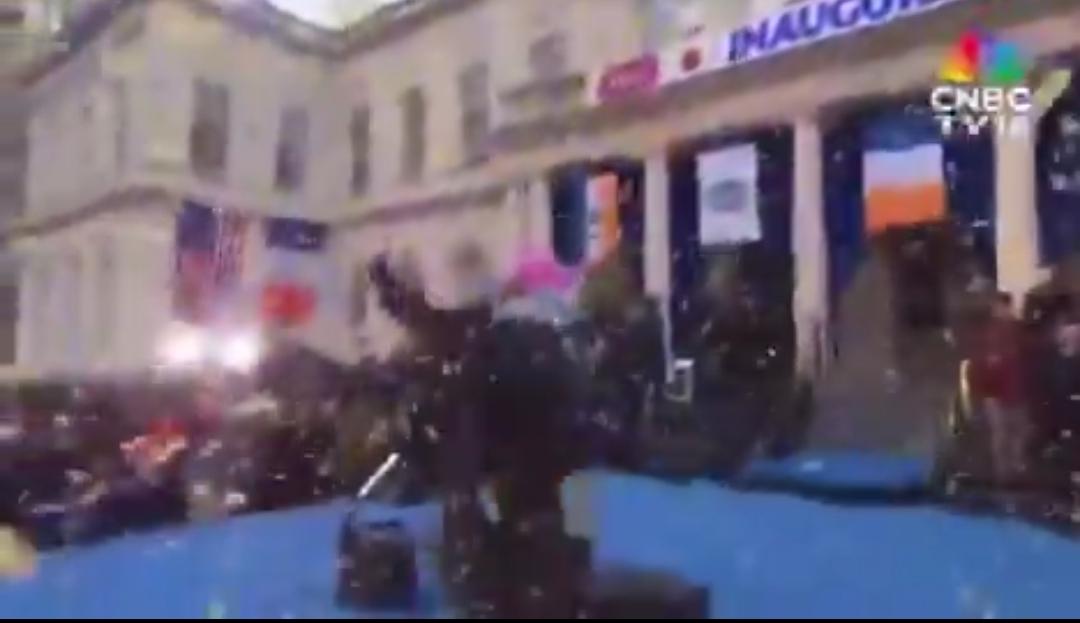 🇺🇸马姆达尼就职首日颁布法令，将市政厅变成进步派的街区派对

马姆达尼刚刚把