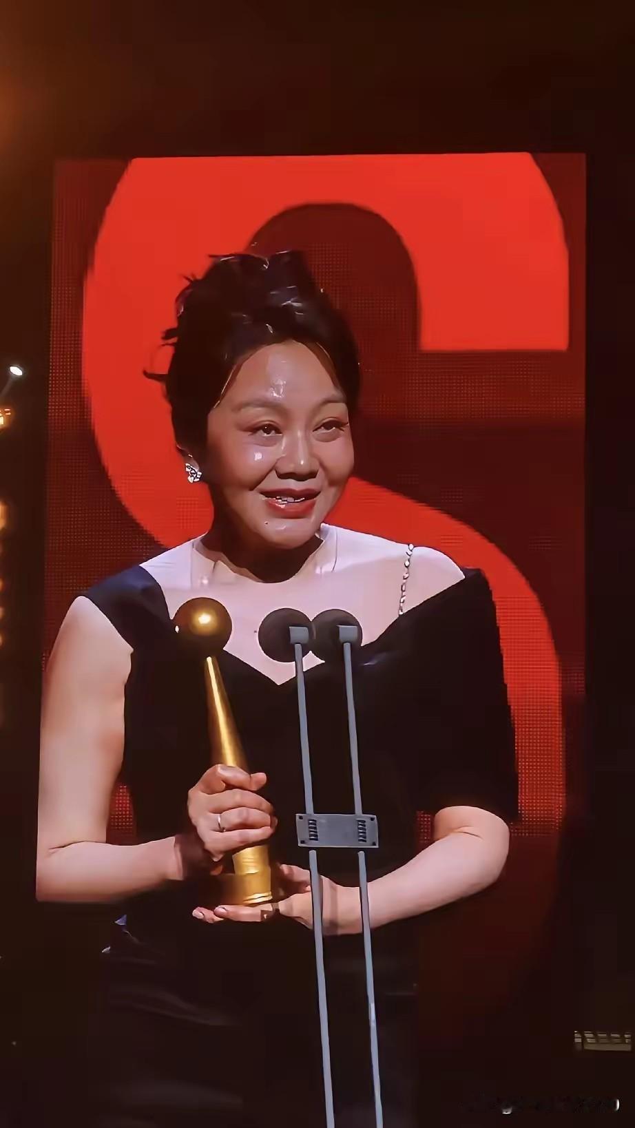 闫妮怎么变成了油腻大妈了！年纪大了，怎么也掩饰不了脸上的油腻和腰间的肥肉。这样在