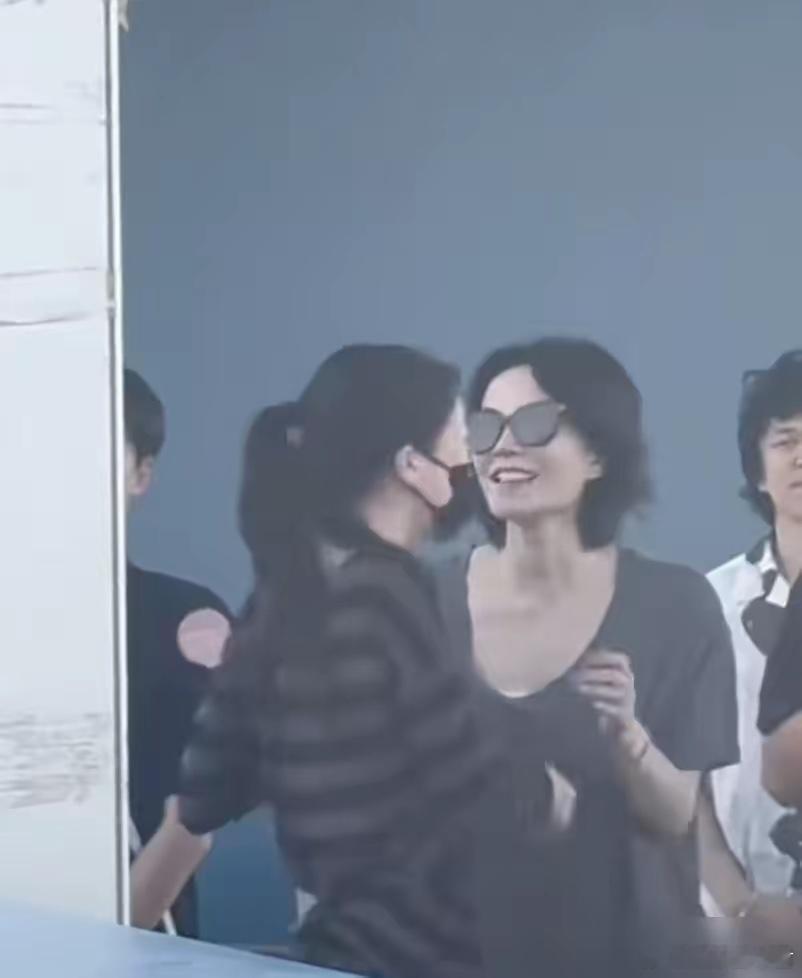就在气氛推向高潮的时候，转折点来了。王菲一时情绪上头，冷不丁放声大喊了一嗓子，身
