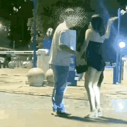 视频中的这一幕，令人揪心！
一个男的或许是和女的吵架了，于是上前拉住这个女的手，