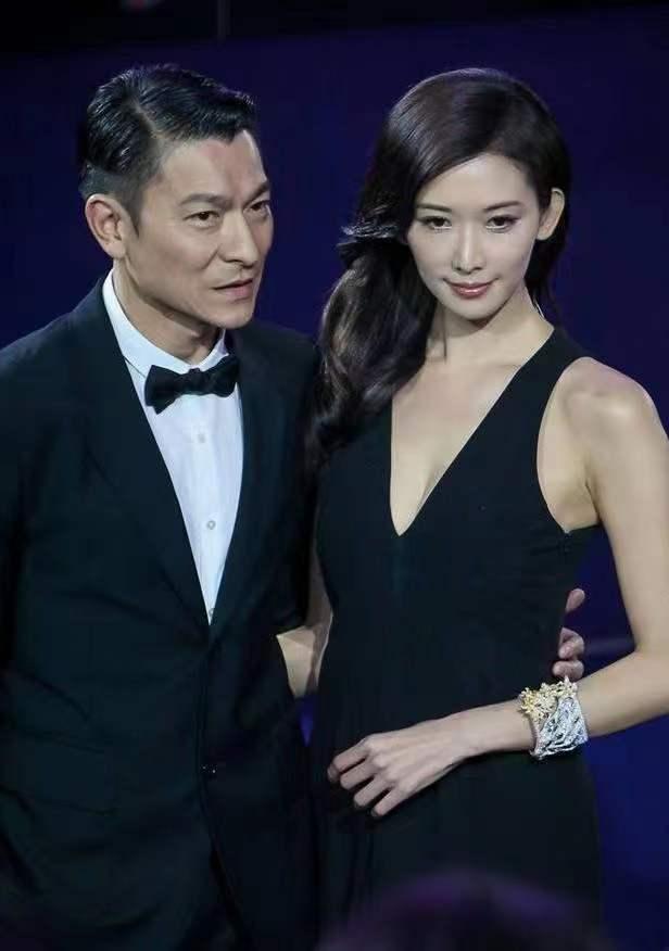 [微风]2019年，林志玲大婚，请了半个娱乐圈，却唯独没有请刘德华，刘德华生气地