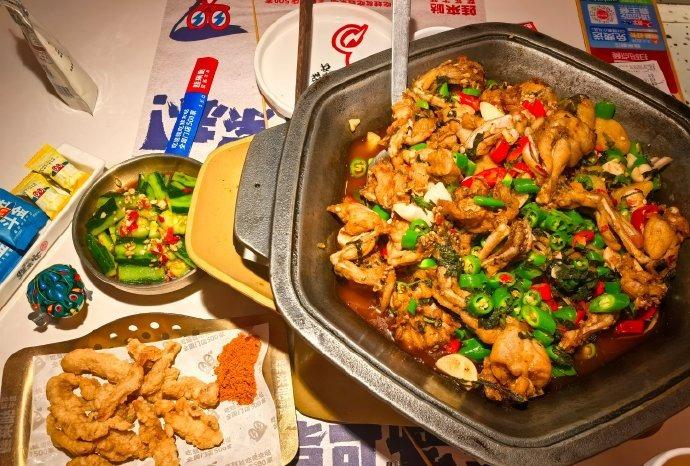 今天是 3.15，终于又见到了可爱的蛙蛙！看着它鼓鼓的小眼睛和憨憨的样子，心里的