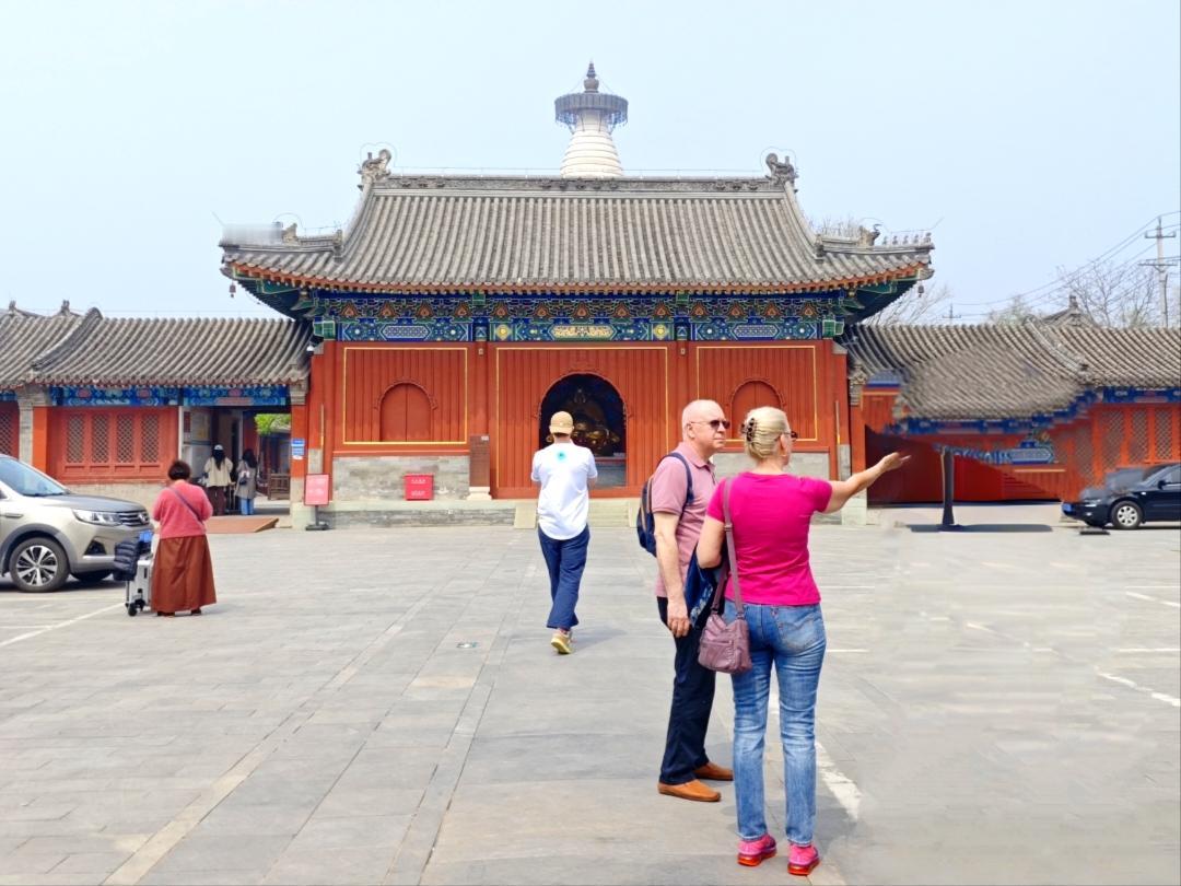 走进北京阜成门灰瓦平房连绵的老街，迎面遇见一座通体雪白的藏式古塔，让热闹的老街，