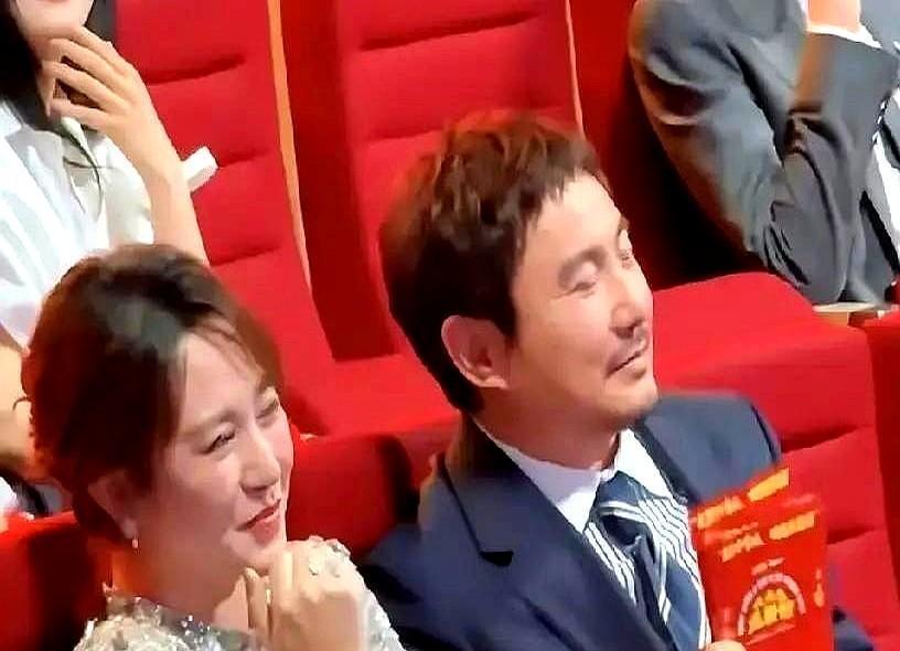 马丽一口气砸钱连包47场电影，连她老公都跟着包了30场。

娱乐圈的逢场作戏见多