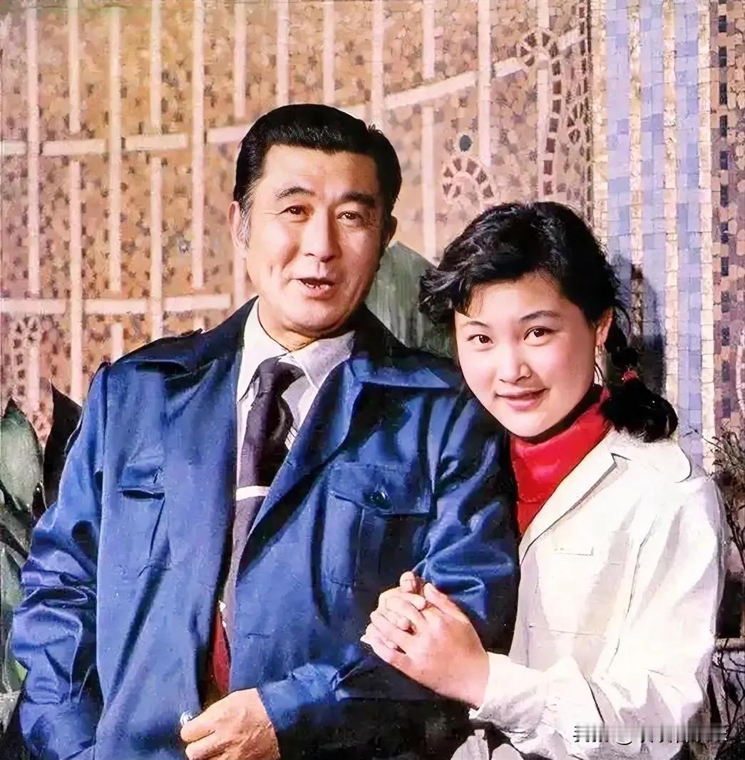 左边是影史上杰出演员赵丹，塑造了众多经典角色，从《十字街头》到《林则徐》，广受观