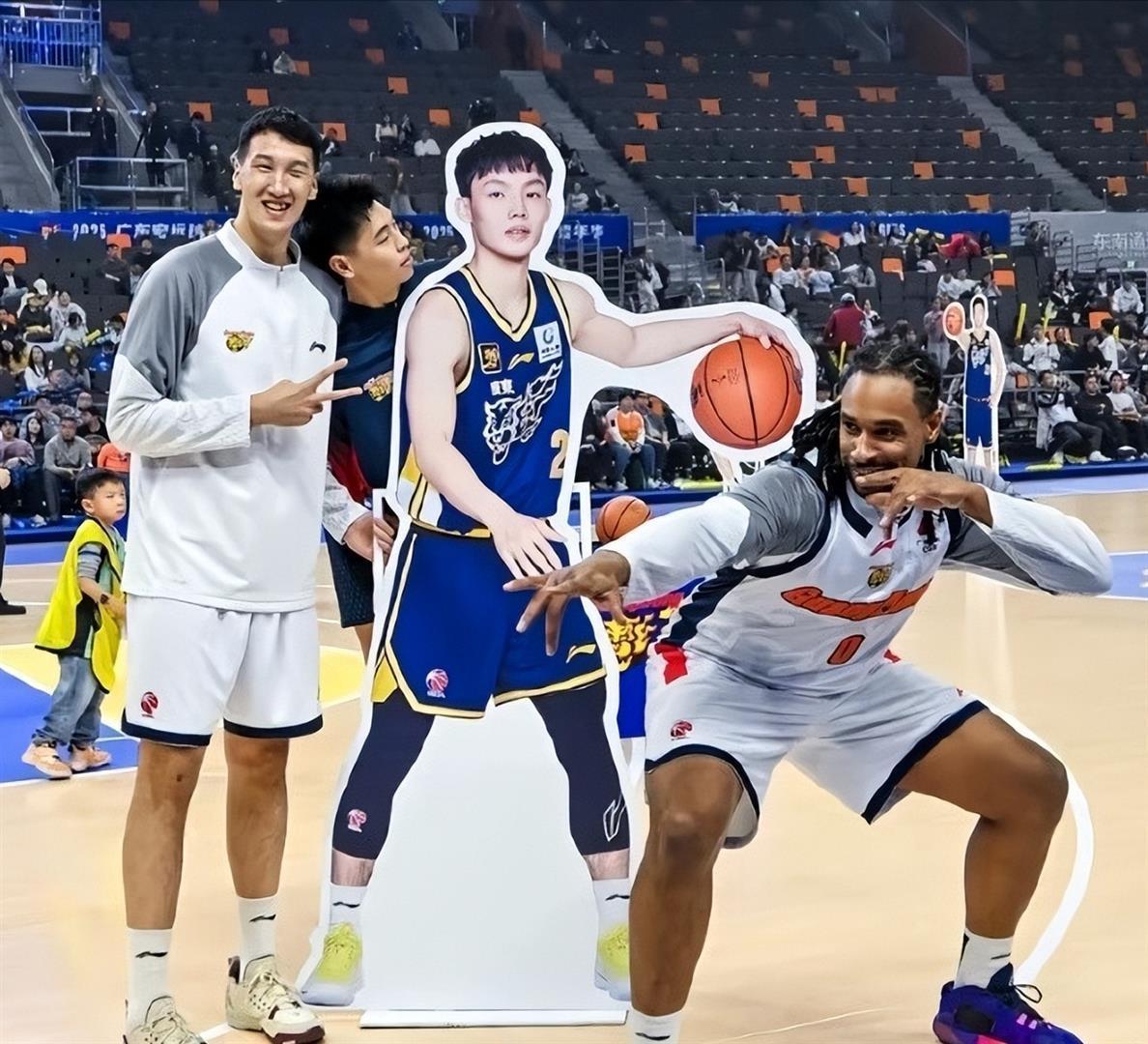 萨林杰或被取消注册！
广东男篮输给山西男篮后，萨林杰的表现让自家球迷非常头疼！这
