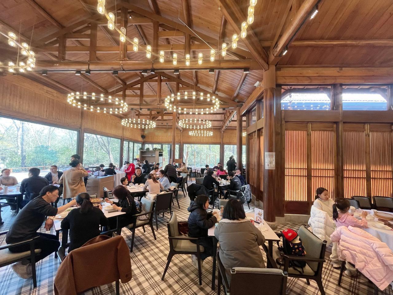 合肥春暖花开了！周末去大蜀山玩，有一家必去的餐厅“雪霁山庄”。一进门点菜，就能感