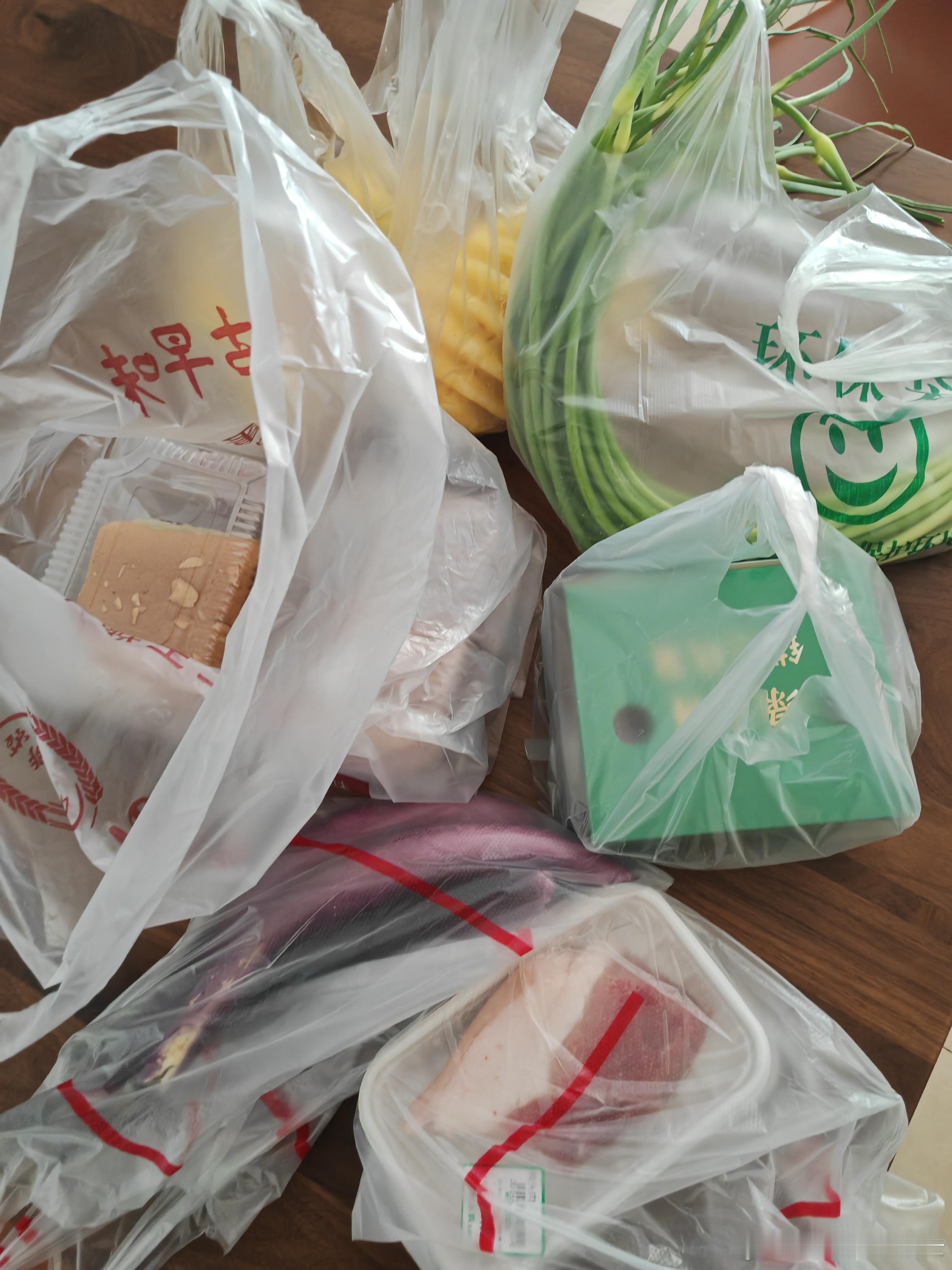 今天出门city walk，买了点蔬菜、水果、肉、蛋糕。 
