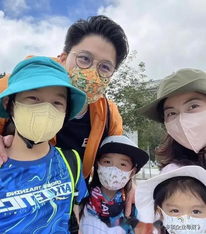 郭晶晶的三个娃都随了老霍家了，尤其是长子霍中曦简直就是太爷爷的翻版啊！不过两口子