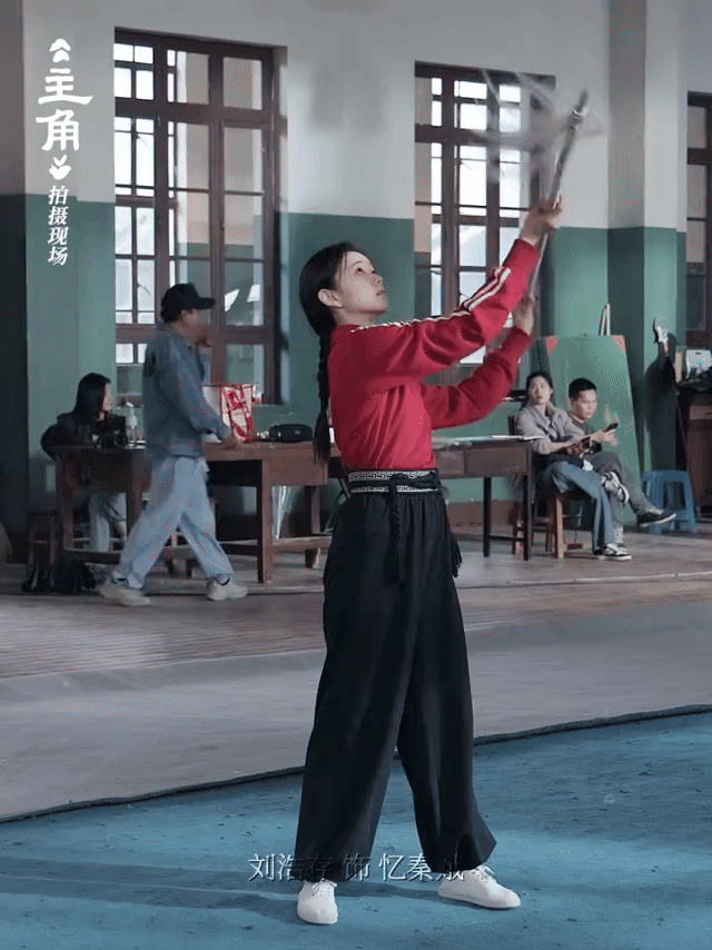 刘浩存素颜耍棍素颜颜值依旧能打呀，棍的动作也很利落丝滑了刘浩存