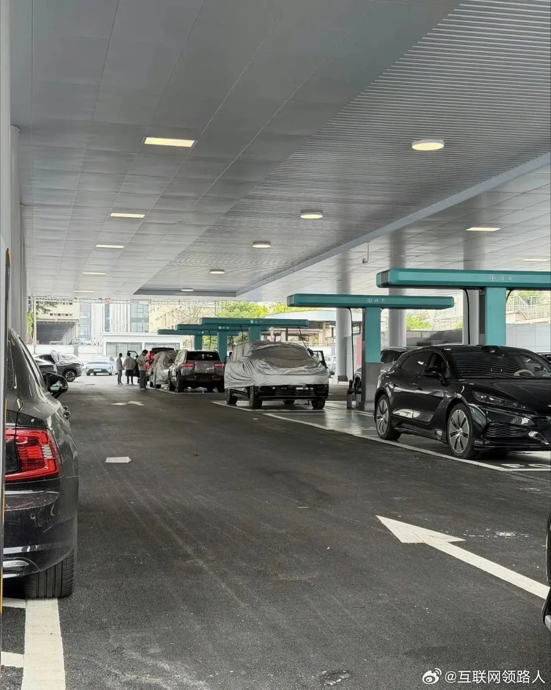 继中石油、中石化之后，会不会冒出个“中闪充”？比亚迪在深圳的闪充站已经落成，充电