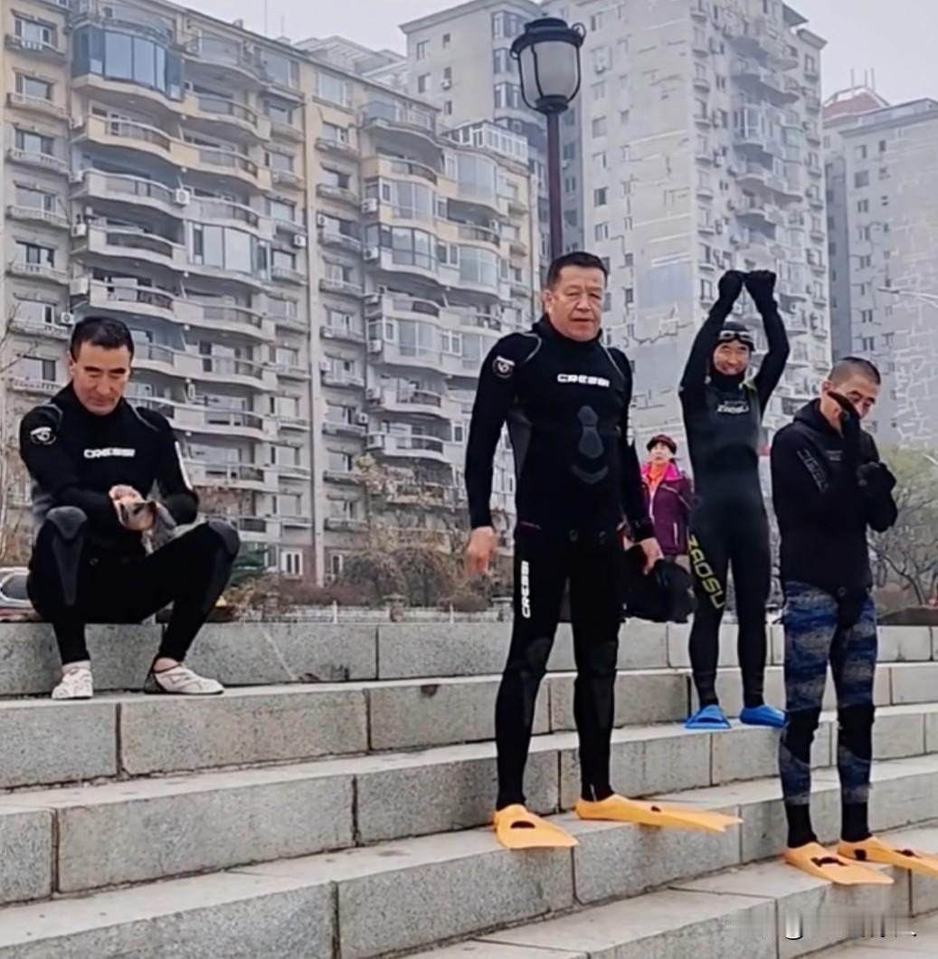冬日生活打卡季丹东鸭绿江冬泳胶衣棉袄队隆重下水。我就纳了闷儿了，冬泳要是都穿胶衣