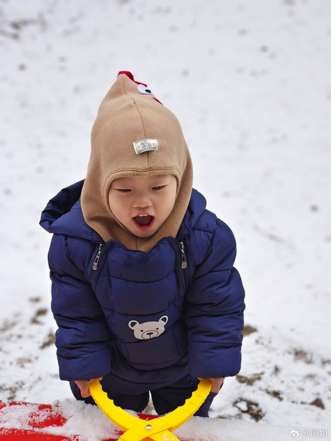 二宝第一次玩雪 