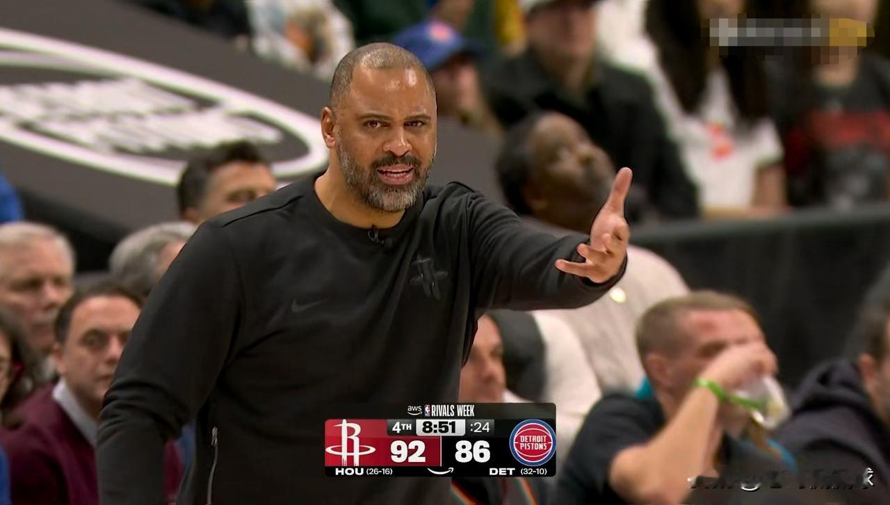 火箭主帅乌度卡真是七窍生烟！在今天火箭客场挑战活塞的比赛中，当时比赛进行到了第四