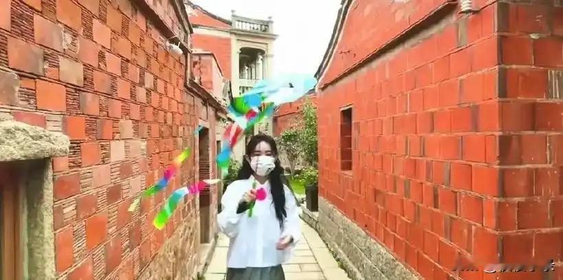 赵丽颖打卡芜湖古城，穿衬衫百褶裙放风筝，学院风打扮邻家感十足！赵丽颖 ​​​ [