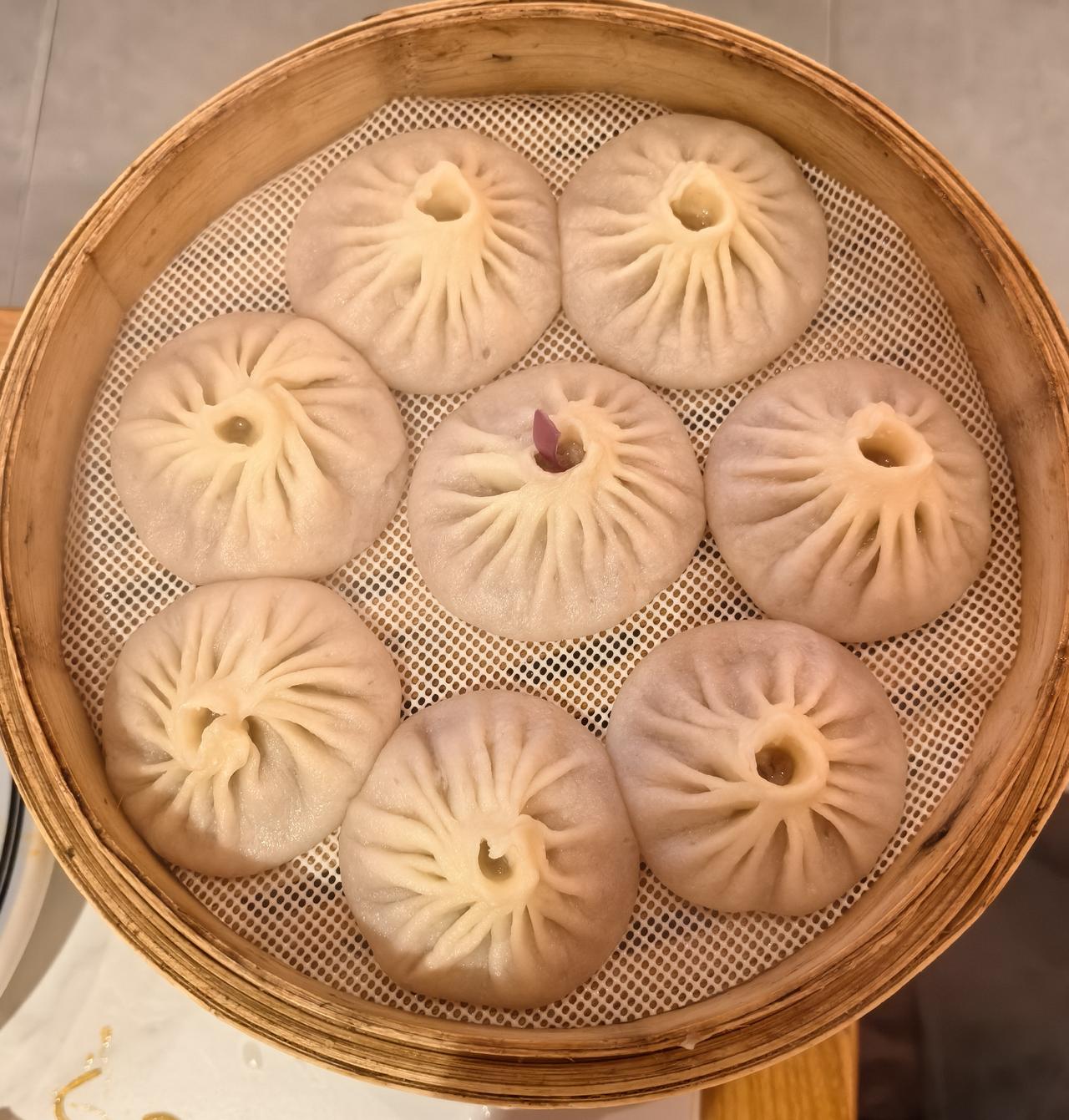 今日早餐
 
清晨的烟火气，藏在简单的一餐早饭里。

一笼热气腾腾的汤包端上桌，