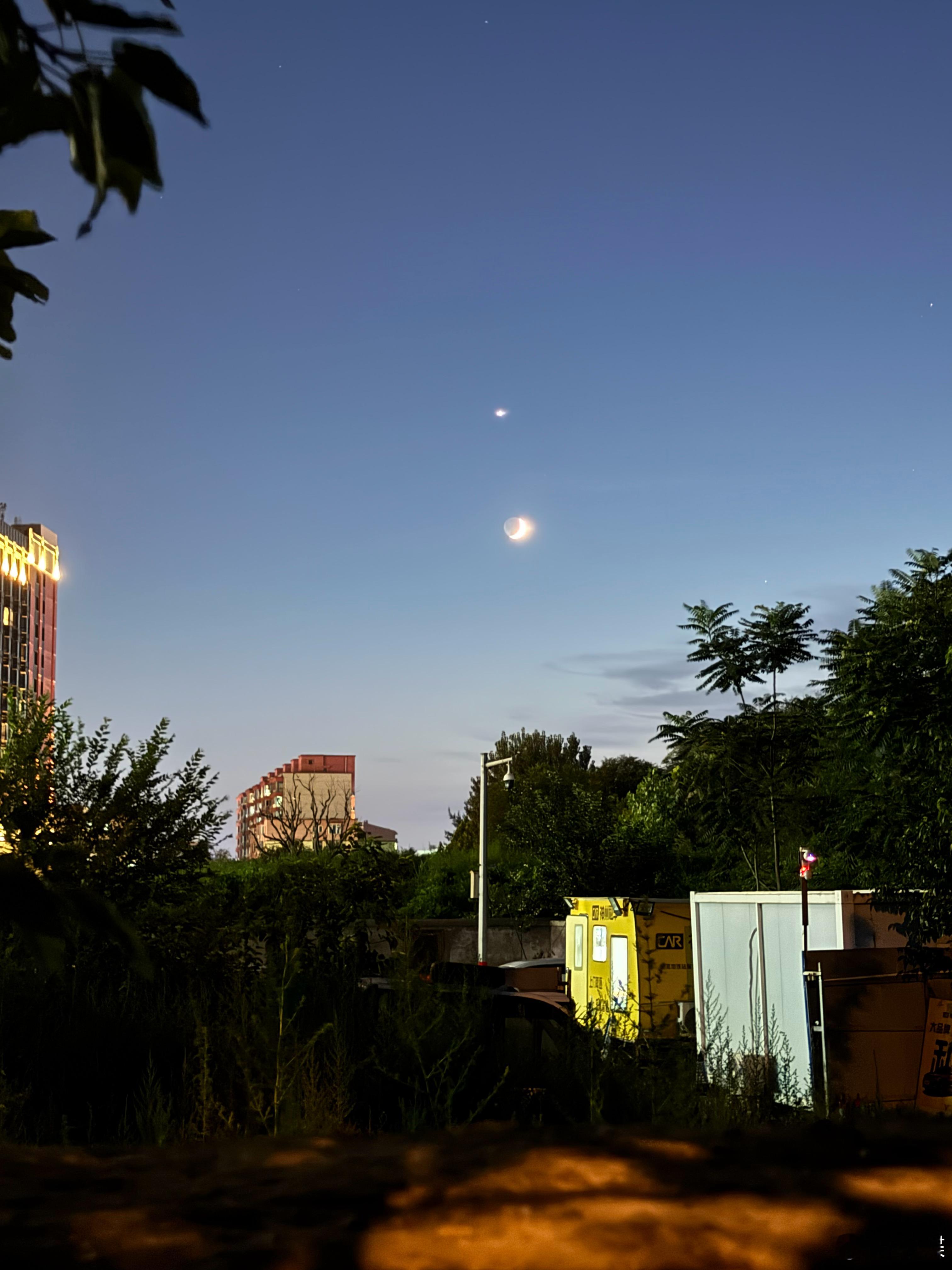 “趣味时间”之昨晚一直在找天上的笑脸——结果发现被遮住了半边、就像图四中的窦唯，