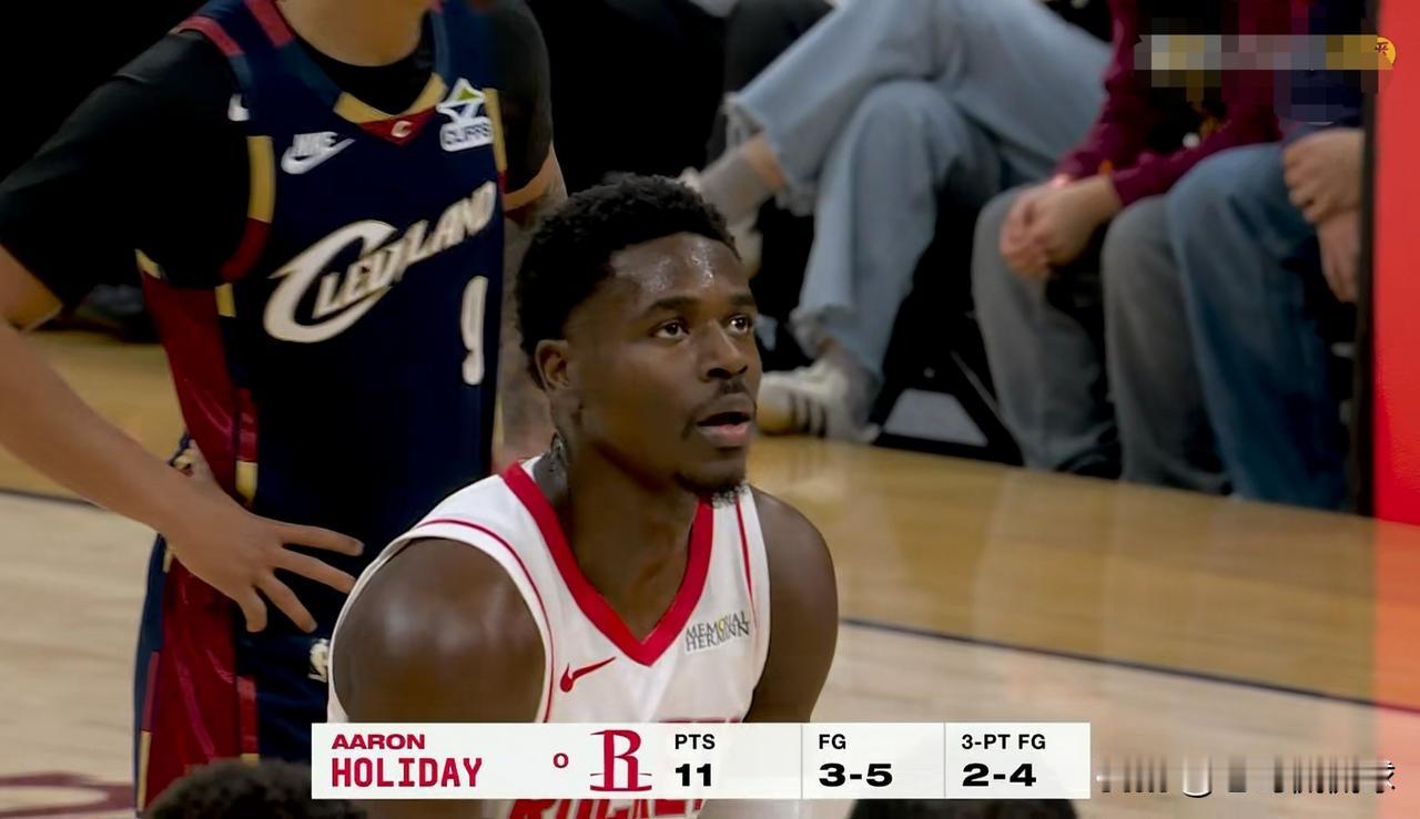 火箭替补神兵霍勒迪真是特别的谦逊！在今天火箭客场以114：104战胜骑士的赛后采